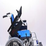 كرسى متحرك الومنيوم خفيف قابل للطى ومناسب للسفر والاستخدام اليومى - Lightweight aluminum wheelchair, foldable, suitable for travel and daily use - Image 2