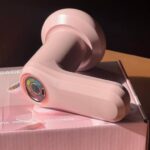 ⁦جهاز مساج كهربائي محمول بتقنية شياتسو مع رؤوس متعددة | Portable Electric Shiatsu Massage Gun with Multiple Heads⁩ - الصورة ⁦4⁩